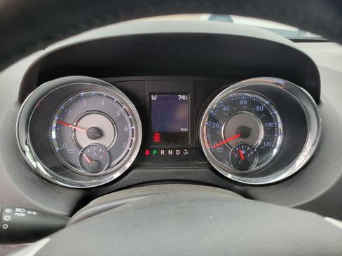 Used 2014 Chrysler Town & Country Touring w/ Driver Convenience Group FWD image 20