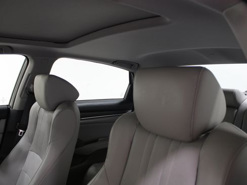 Used 2018 Honda Accord Touring image 5