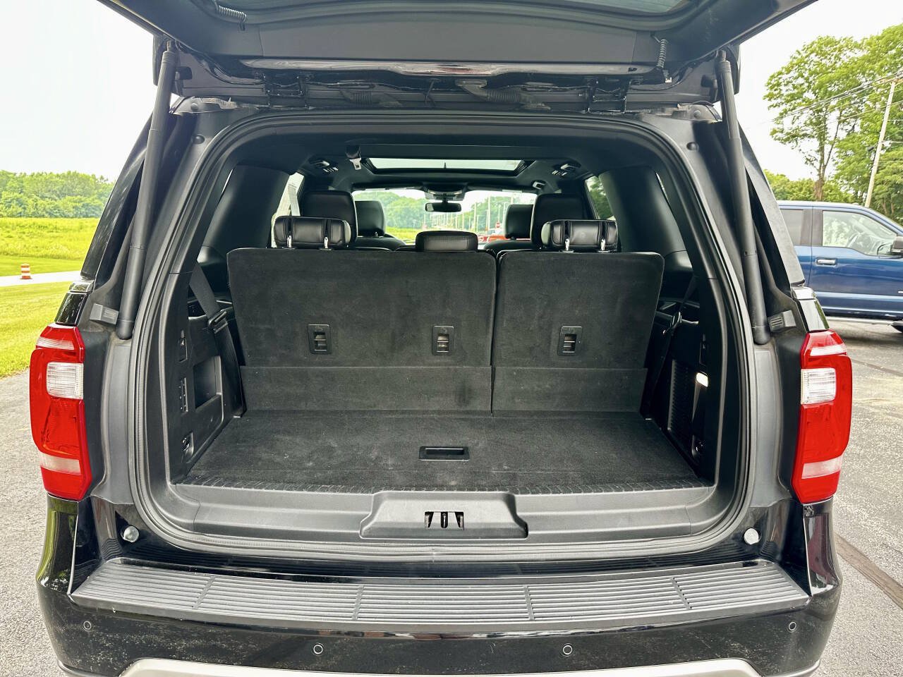 Used 2018 Ford Expedition XLT w/ Equipment Group 202A AWD/4WD image 30