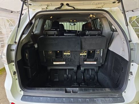 Used 2015 Toyota Sienna SE FWD image 10
