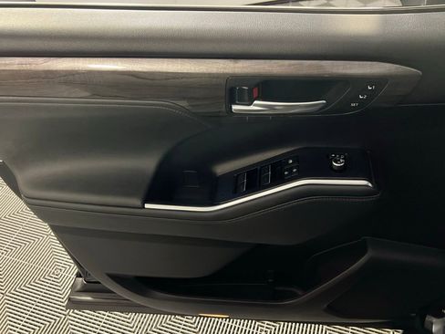 Used 2024 Toyota Highlander Platinum image 22