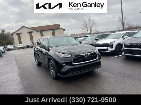 Used 2021 Toyota Highlander XLE image 3