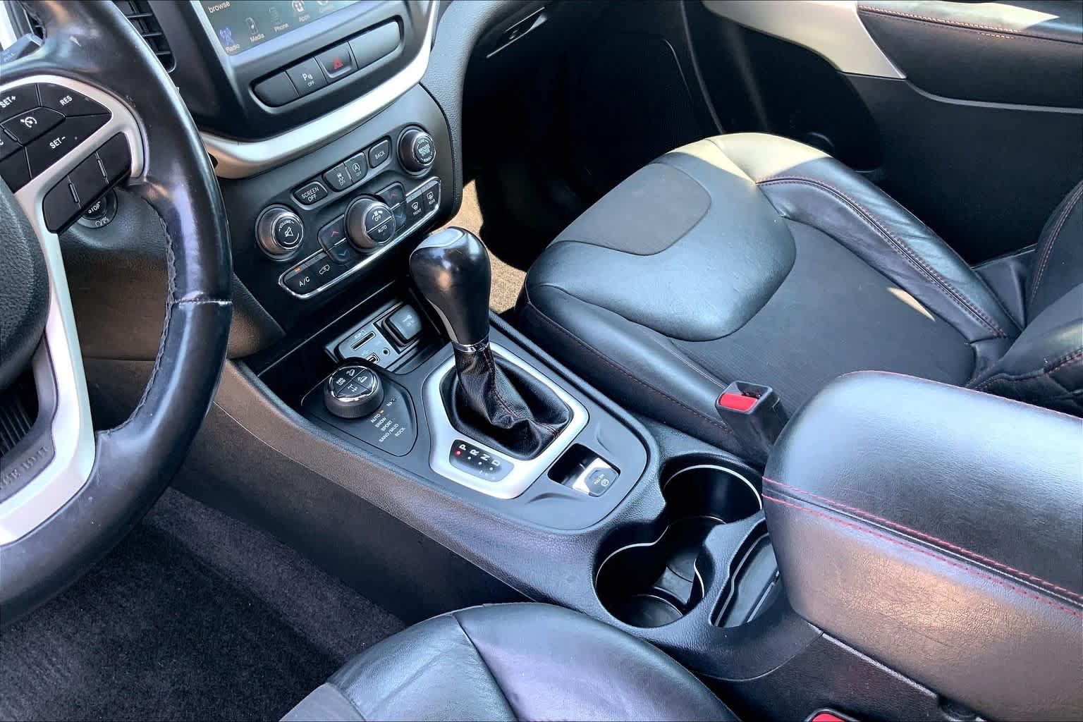 Used 2018 Jeep Cherokee Trailhawk w/ Comfort/Convenience Group AWD/4WD image 17