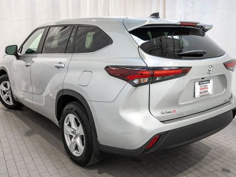 Used 2024 Toyota Highlander LE image 3