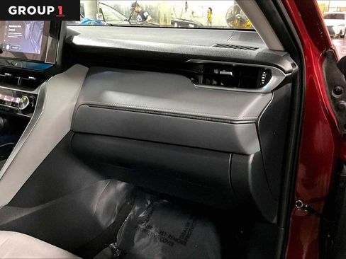 Used 2023 Toyota Venza LE image 19