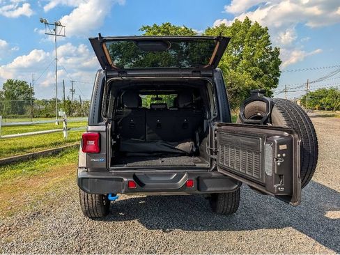 Used 2023 Jeep Wrangler Unlimited Sahara w/ Cold Weather Group AWD/4WD image 7