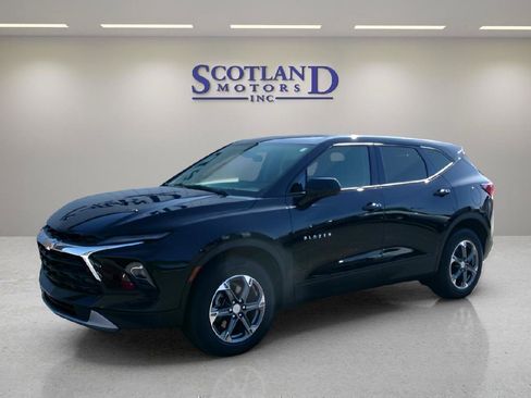 Used 2025 Chevrolet Blazer LT FWD image 2