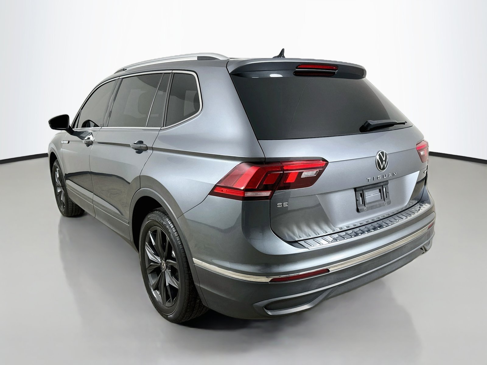 Used 2023 Volkswagen Tiguan SE w/ Panoramic Sunroof Package AWD/4WD image 7