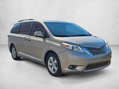 Used 2017 Toyota Sienna LE FWD image 3