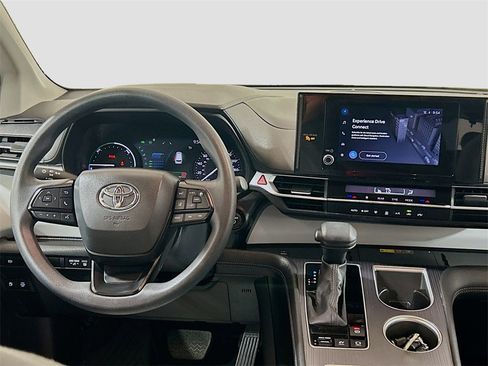 Used 2025 Toyota Sienna LE image 18