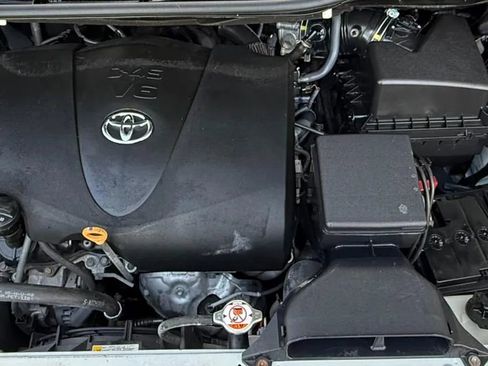 Used 2018 Toyota Sienna Limited image 16