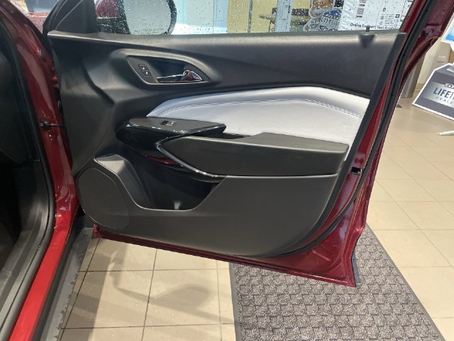 Used 2025 Chevrolet Trax LT w/ LT Convenience Package FWD image 37