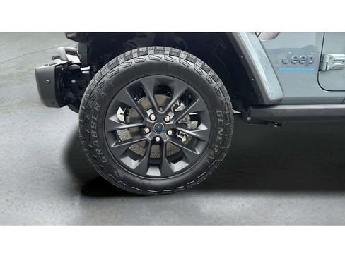 Used 2025 Jeep Wrangler Unlimited Sahara AWD/4WD image 24