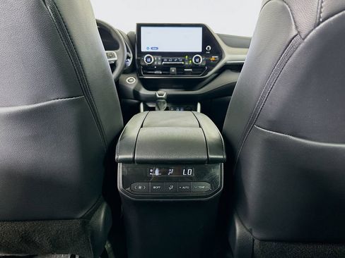 Certified 2024 Toyota Highlander XLE image 25