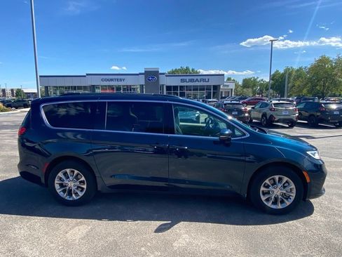 Used 2022 Chrysler Pacifica Touring-L AWD/4WD image 1
