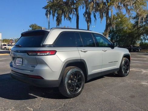 Used 2024 Jeep Grand Cherokee Altitude image 4
