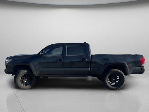 Used 2017 Toyota Tacoma TRD Sport image 12