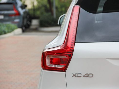 Used 2025 Volvo XC40 B5 Plus image 9