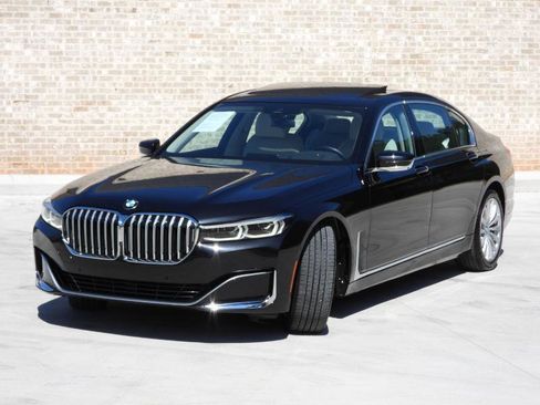 Used 2021 BMW 740i w/ Premium Package RWD image 17