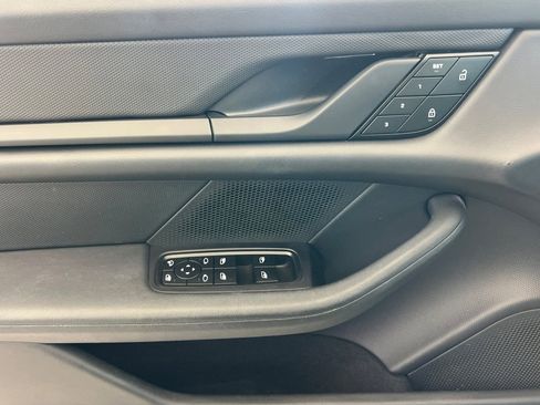 Used 2022 Porsche Taycan 4S image 11