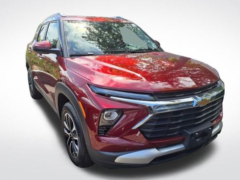 Used 2025 Chevrolet TrailBlazer LT w/ Driver Confidence Package image 2