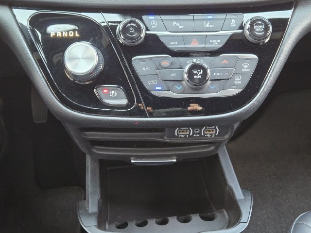 Certified 2025 Chrysler Pacifica Select FWD image 19