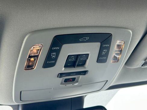 Used 2024 Toyota Sienna XLE w/ XLE Plus Package FWD image 19