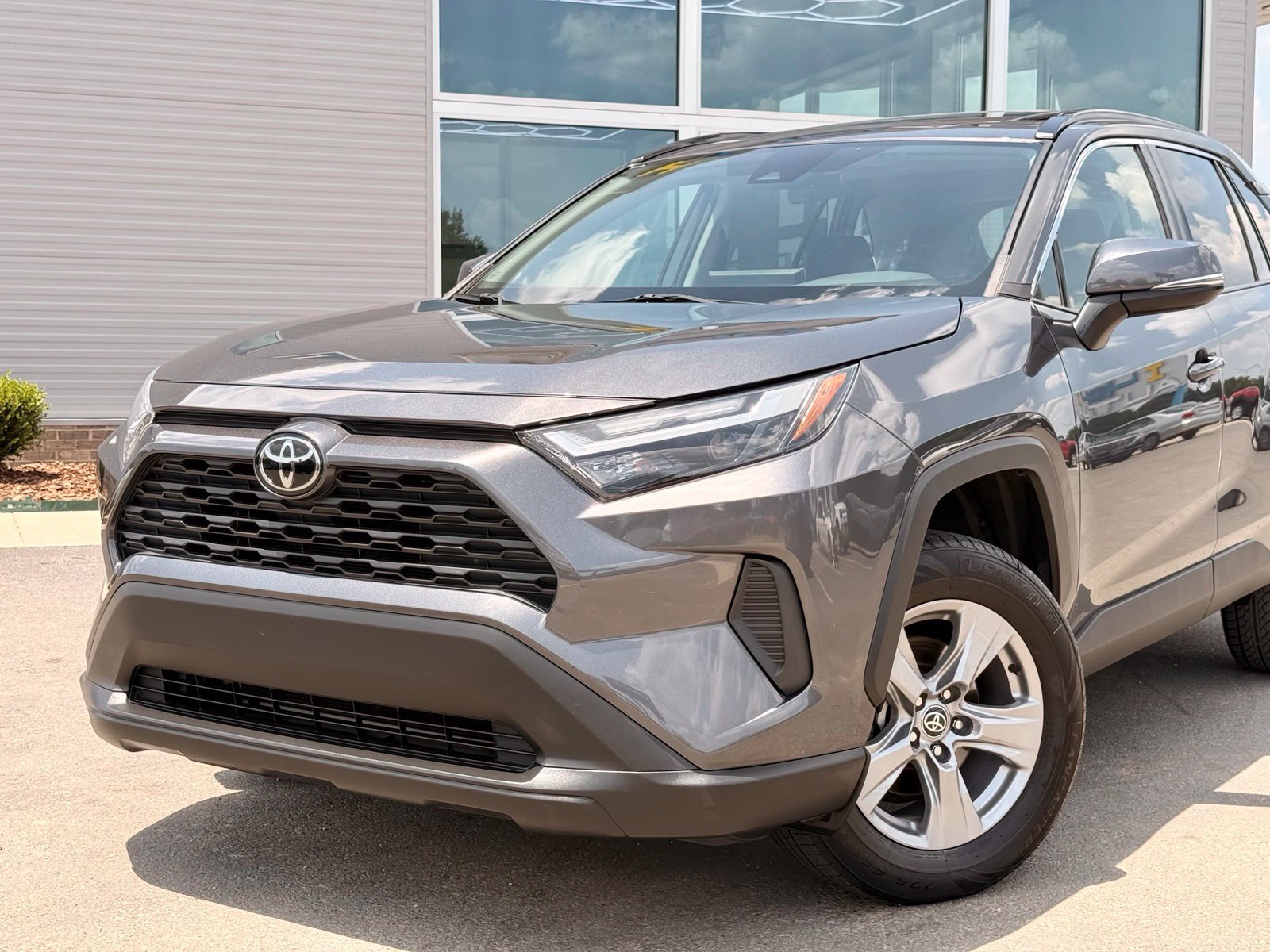 Used 2023 Toyota RAV4 XLE w/ Convenience Package FWD image 4
