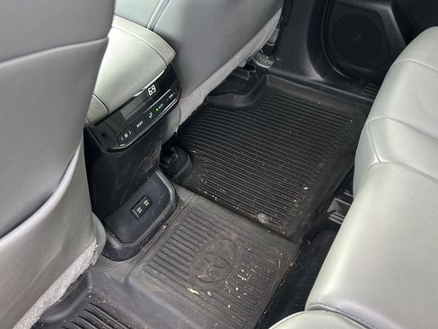 Used 2021 Toyota Highlander XLE AWD/4WD image 10