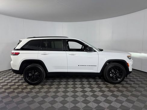 Used 2024 Jeep Grand Cherokee Altitude AWD/4WD image 5