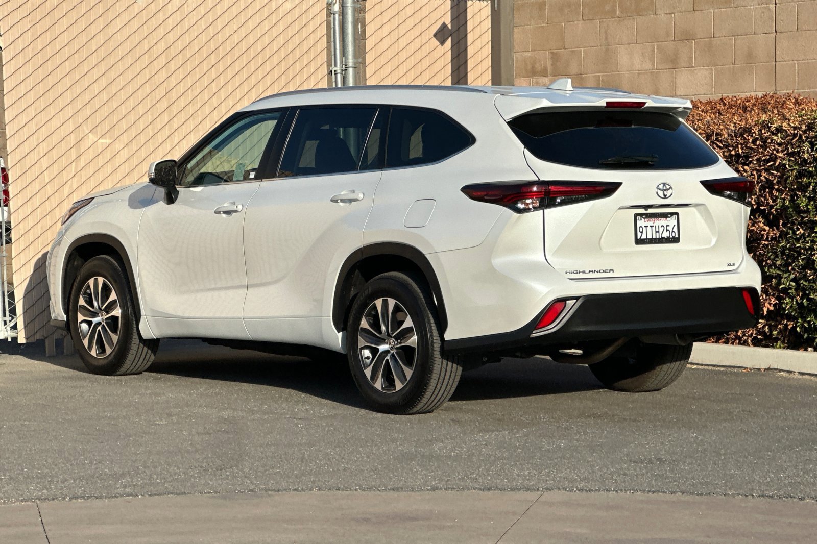 Used 2025 Toyota Highlander XLE FWD image 6