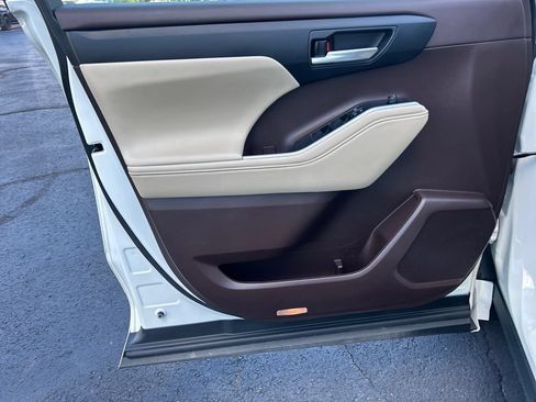 Certified 2021 Toyota Highlander XLE AWD/4WD image 18