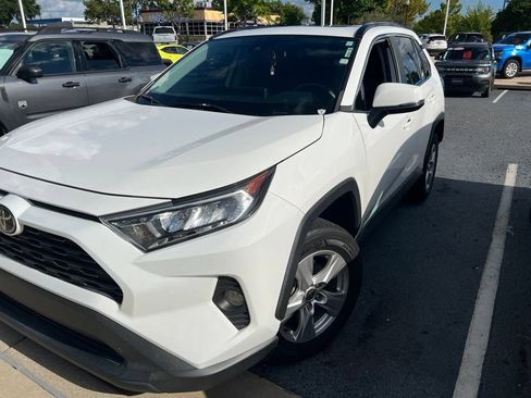 Used 2021 Toyota RAV4 XLE w/ Convenience Package FWD image 1