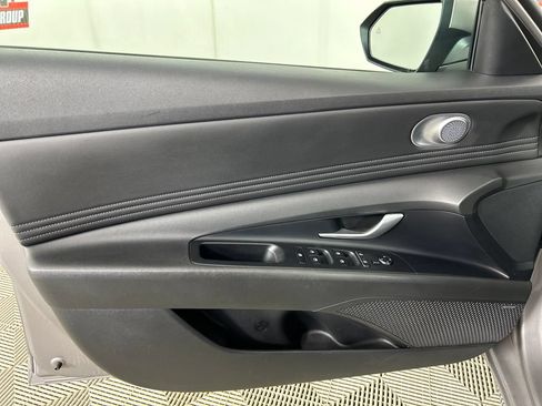 Used 2023 Hyundai Elantra Limited w/ Preferred Accessory Package FWD image 11