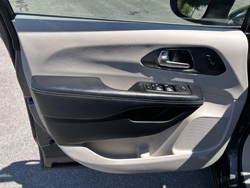 Used 2023 Chrysler Pacifica Touring-L FWD image 29