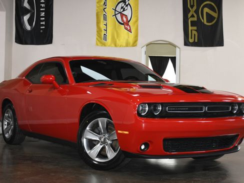 Used 2020 Dodge Challenger SXT image 3