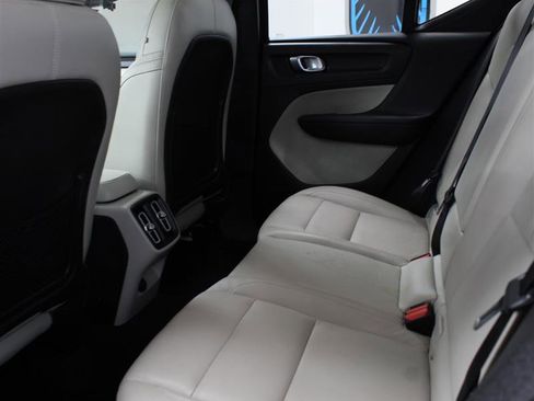 Used 2019 Volvo XC40 T5 Momentum image 16