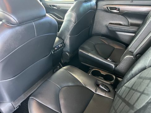 Used 2024 Toyota Highlander Platinum AWD/4WD image 11