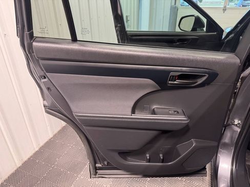 Used 2023 Toyota Highlander LE FWD image 11