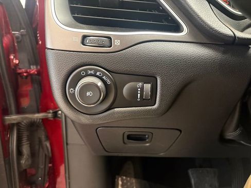 Used 2019 Jeep Cherokee Latitude w/ Popular Appearance Group FWD image 13