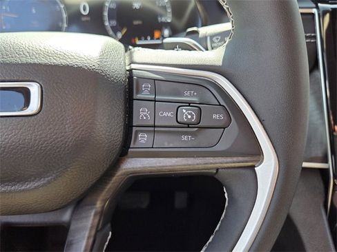 Used 2023 Jeep Grand Cherokee Limited w/ Black Appearance Package image 34