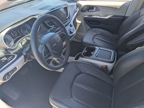 Used 2024 Chrysler Pacifica Touring-L FWD image 18
