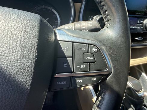 Used 2021 Toyota Highlander XLE FWD image 25