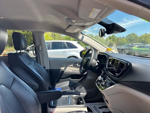 Used 2023 Chrysler Pacifica Touring-L FWD image 9
