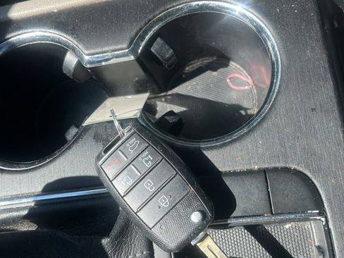 Used 2020 Kia Sedona LX image 17