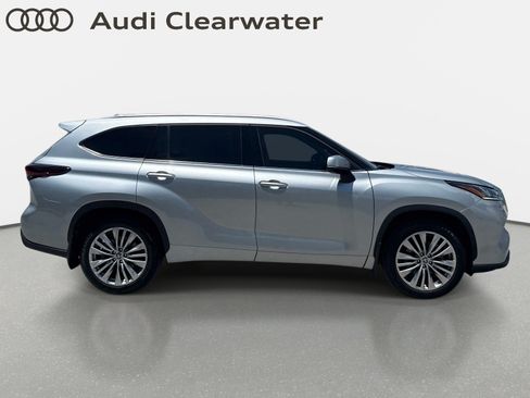 Used 2025 Toyota Highlander Platinum AWD/4WD image 5