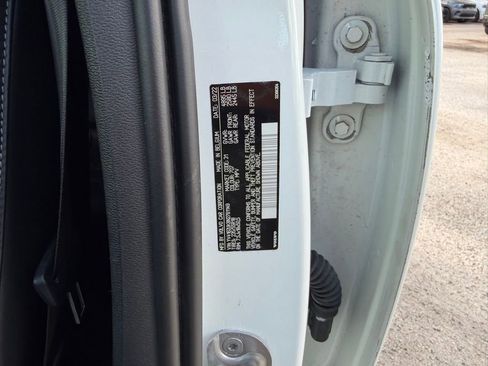 Used 2022 Volvo XC40 T5 Momentum image 14