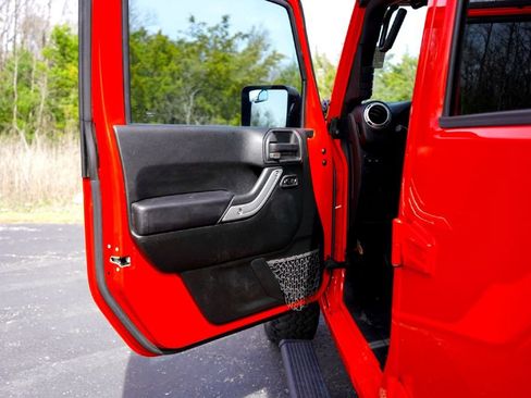 Used 2018 Jeep Wrangler Unlimited Rubicon w/ Connectivity Group image 28