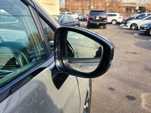 Used 2025 Chrysler Pacifica Limited image 40