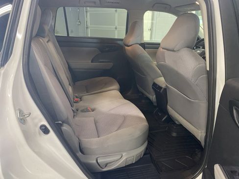Used 2023 Toyota Highlander L image 13